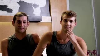 Två unga homo män